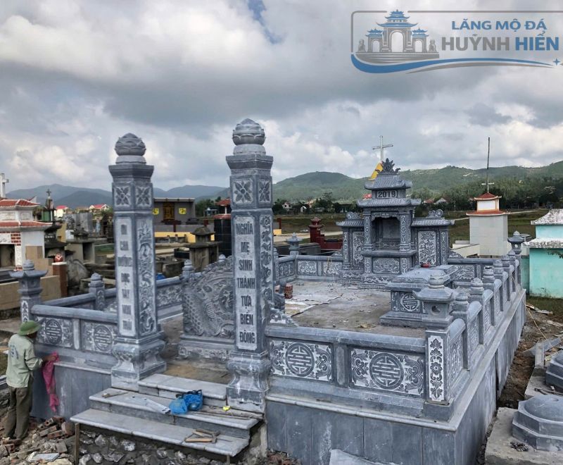 Câu đối lăng mộ cha mẹ bằng đá đẹp, trang nghiêm và ý nghĩa sâu sắc