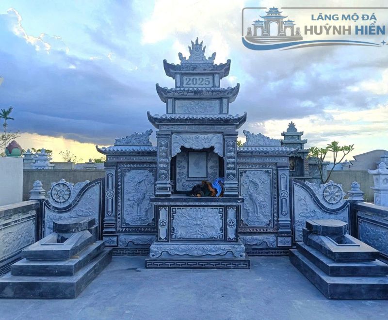 Câu đối lăng mộ cha mẹ được khắc trên đá tinh xảo, thể hiện lòng hiếu thảo