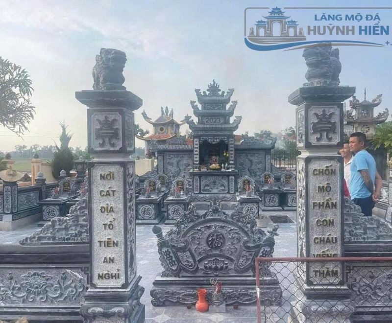 Khu lăng mộ đá có câu đối do Lăng Mộ Đá Huỳnh Hiển thi công