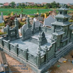 Khuôn viên lăng mộ đá xanh rêu đẹp