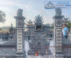 Khu lăng mộ đá có câu đối do Lăng Mộ Đá Huỳnh Hiển thi công